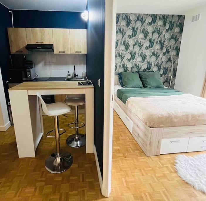 Proche Chateau De Versailles Avec Balcon Vu Sur Une Foret Et Parking Gratuit Pour 5 Personnes Maximum Bagian luar foto