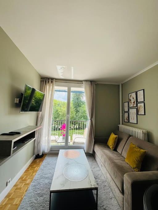 Proche Chateau De Versailles Avec Balcon Vu Sur Une Foret Et Parking Gratuit Pour 5 Personnes Maximum Bagian luar foto